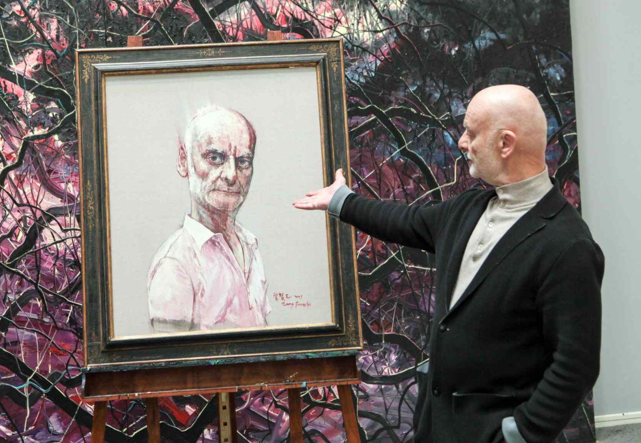 Uli Sigg mit seinem Portrait im Atelier des Künstlers Zeng Fanzhi. (Bild: Aurore Belkin)